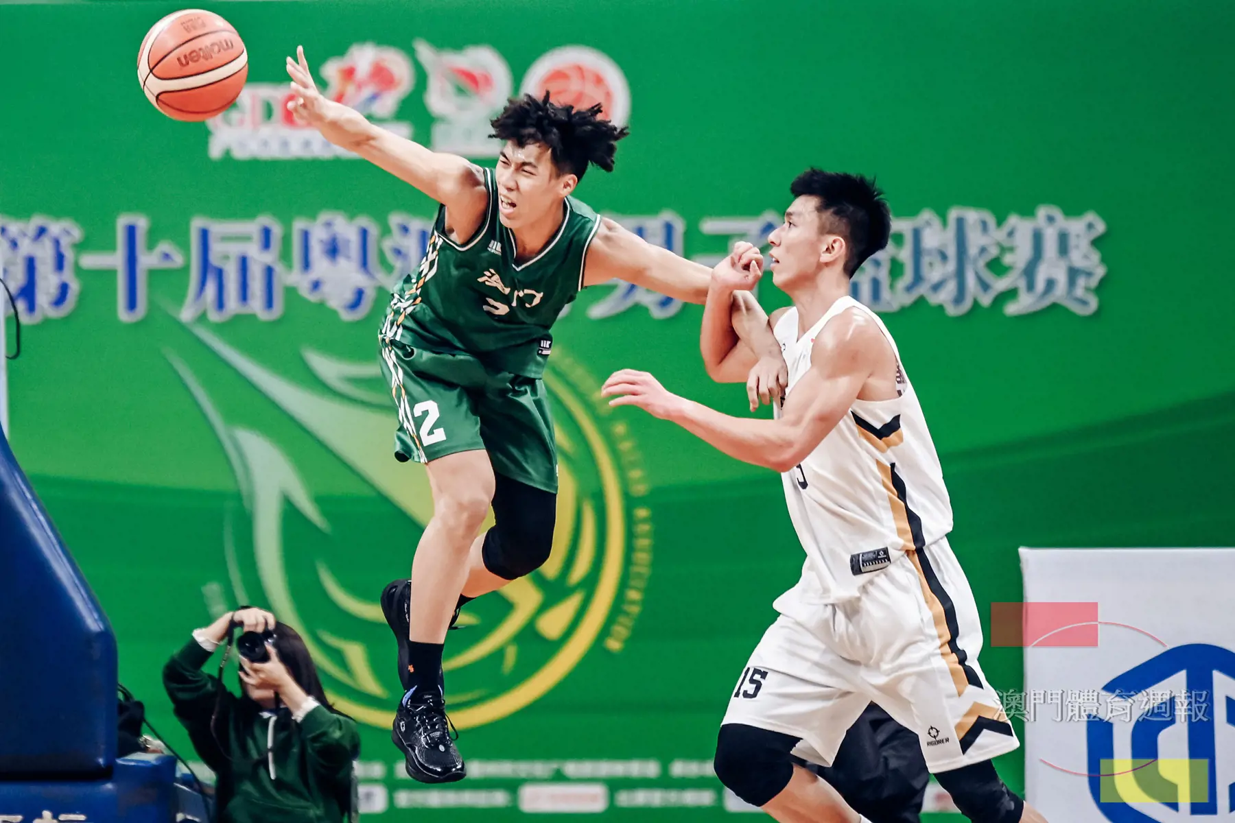 澳門隊何浩然飛身救球.jpg