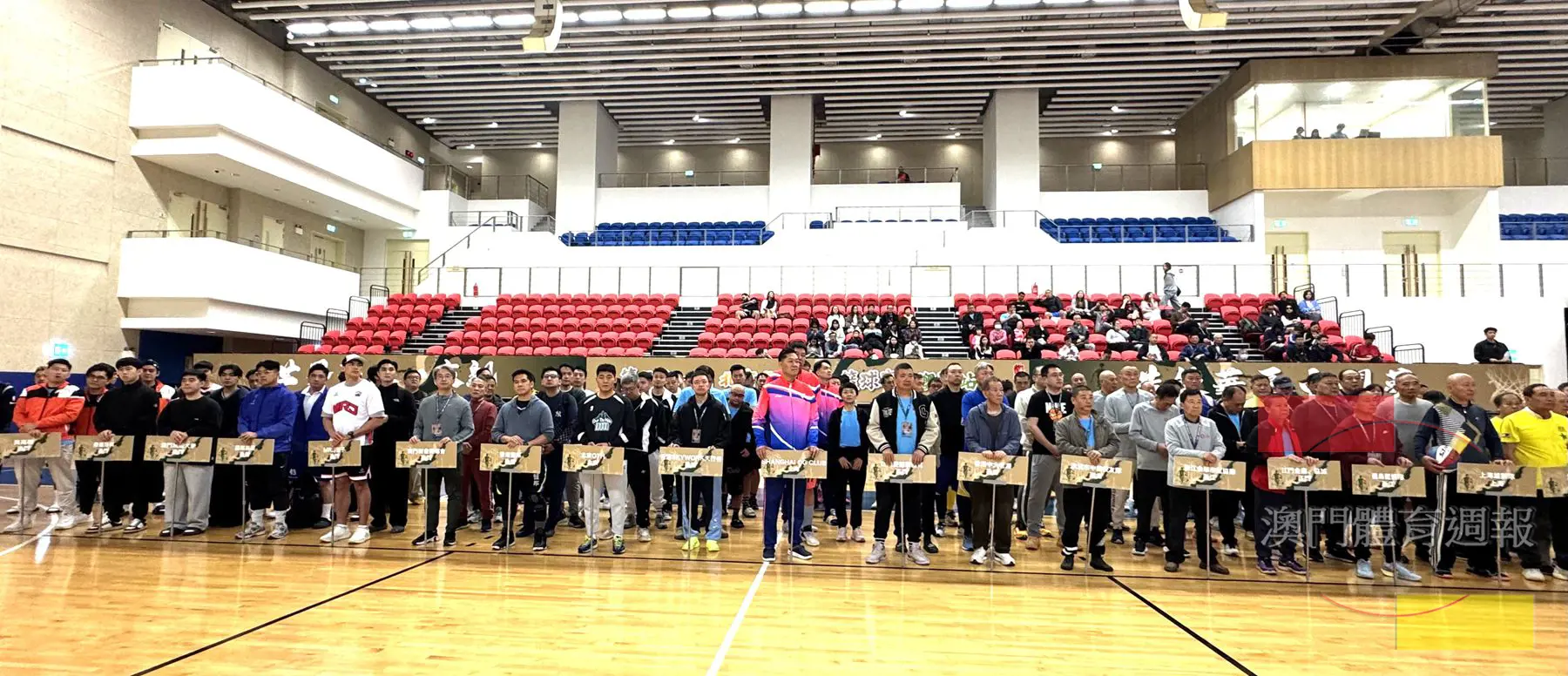 各支華人籃球隊列隊於開幕式上_副本.jpg