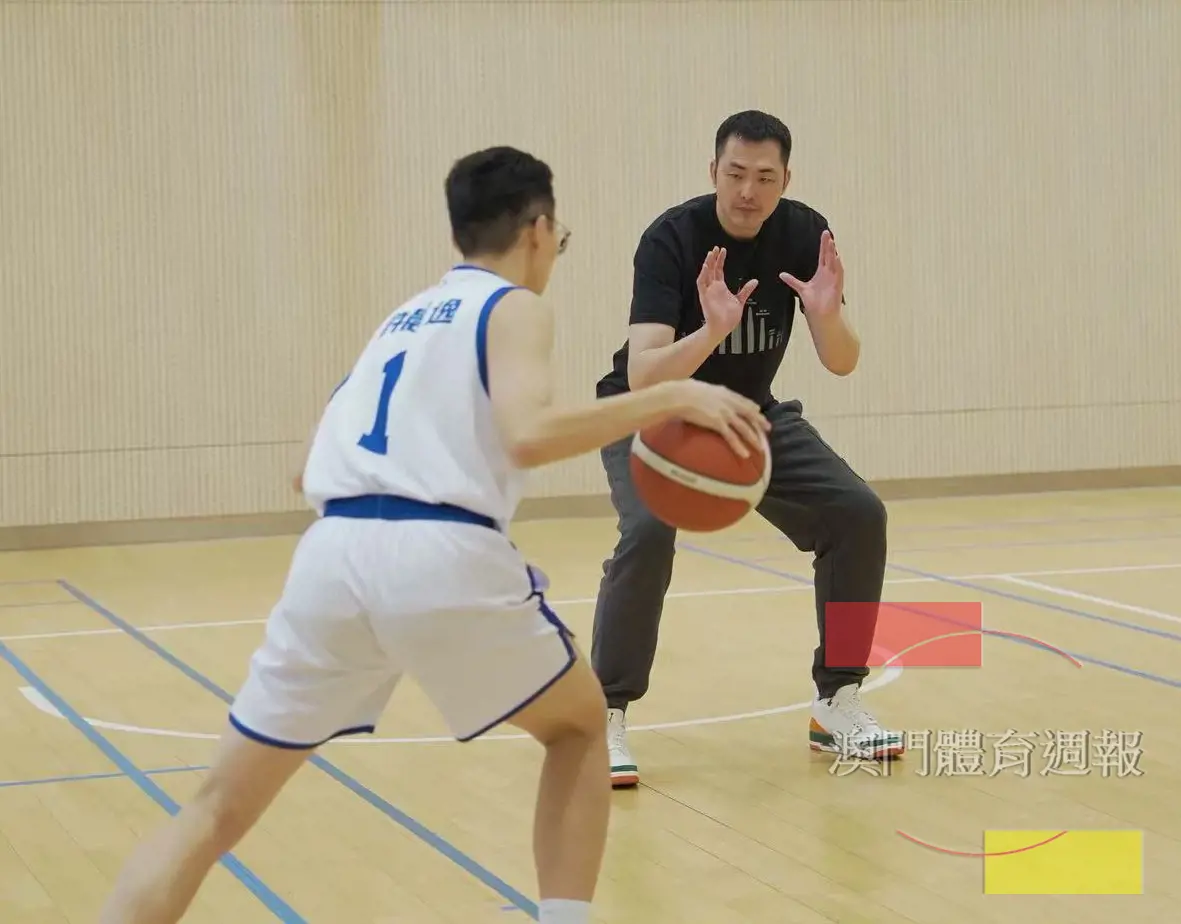 楊庚霖為學生帶來專業籃球技術.jpg