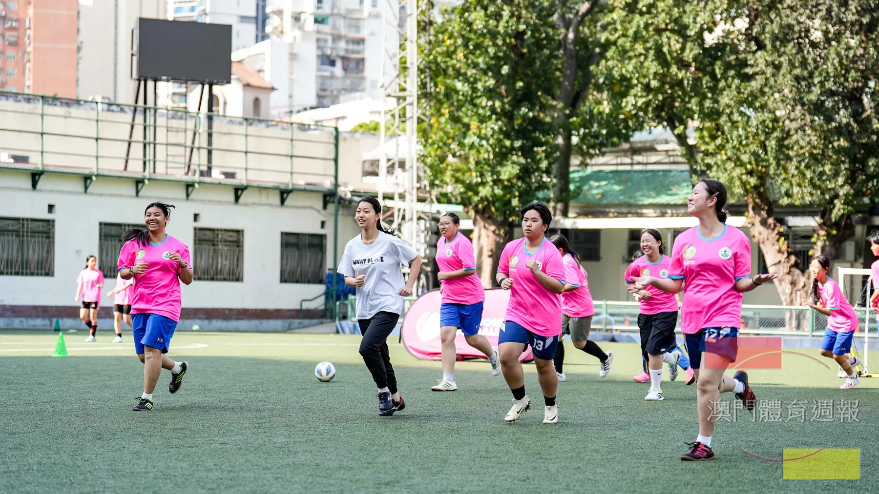 女子足球員進行熱身.jpg
