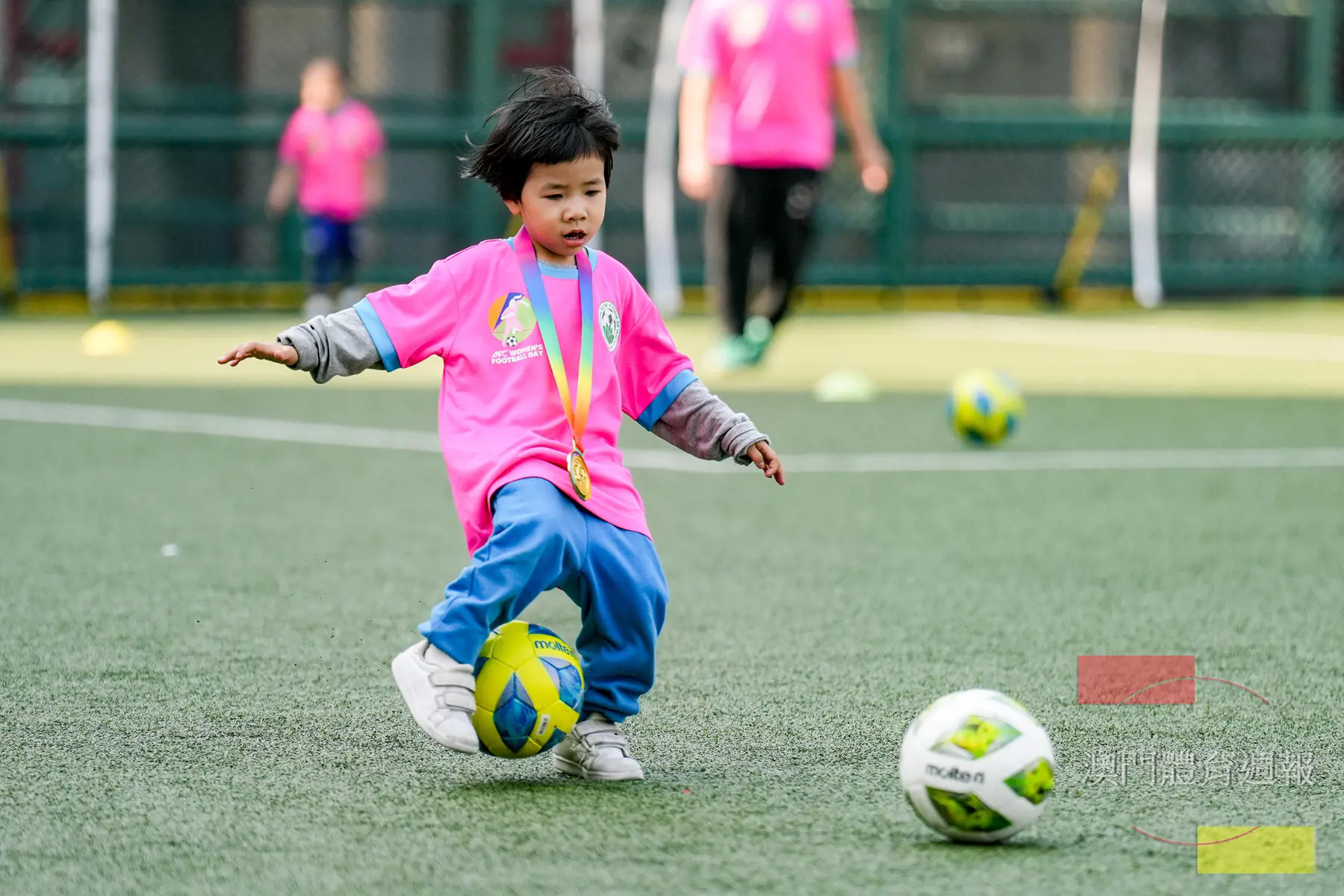 小女孩感受足球樂趣.jpg