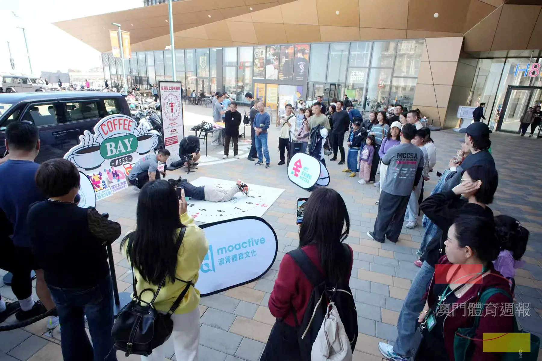 活動現場給引了不少市民和旅客圍觀.jpg