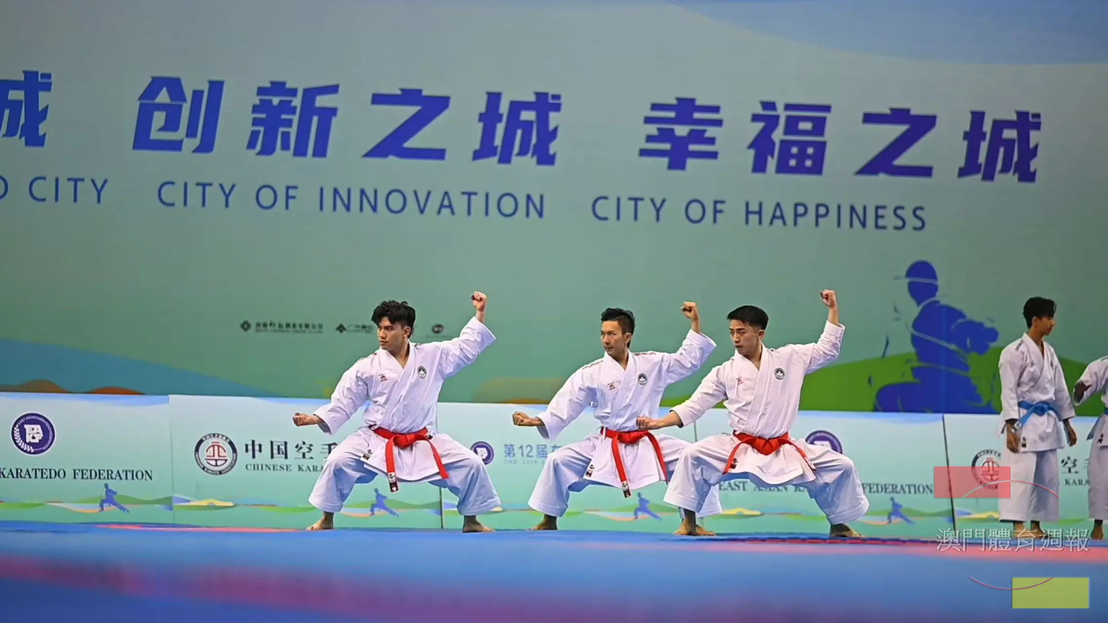 方文浩、鄭沘珞、郭建恆在男子團體型摘銅.jpg