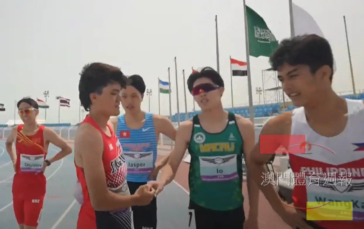 梁洛堯戰畢二百米預賽後與選手們互相激勵.png