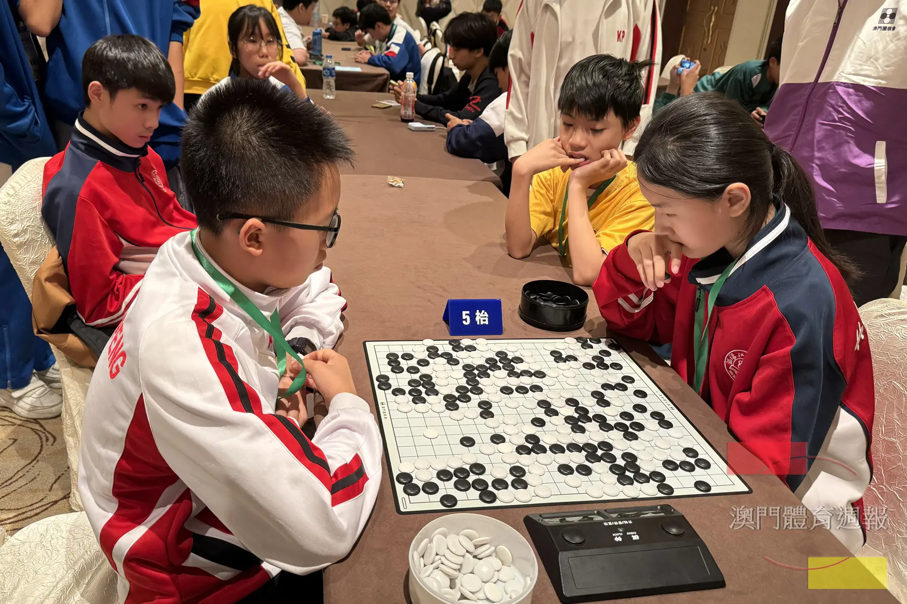 棋手凝神對弈.jpg