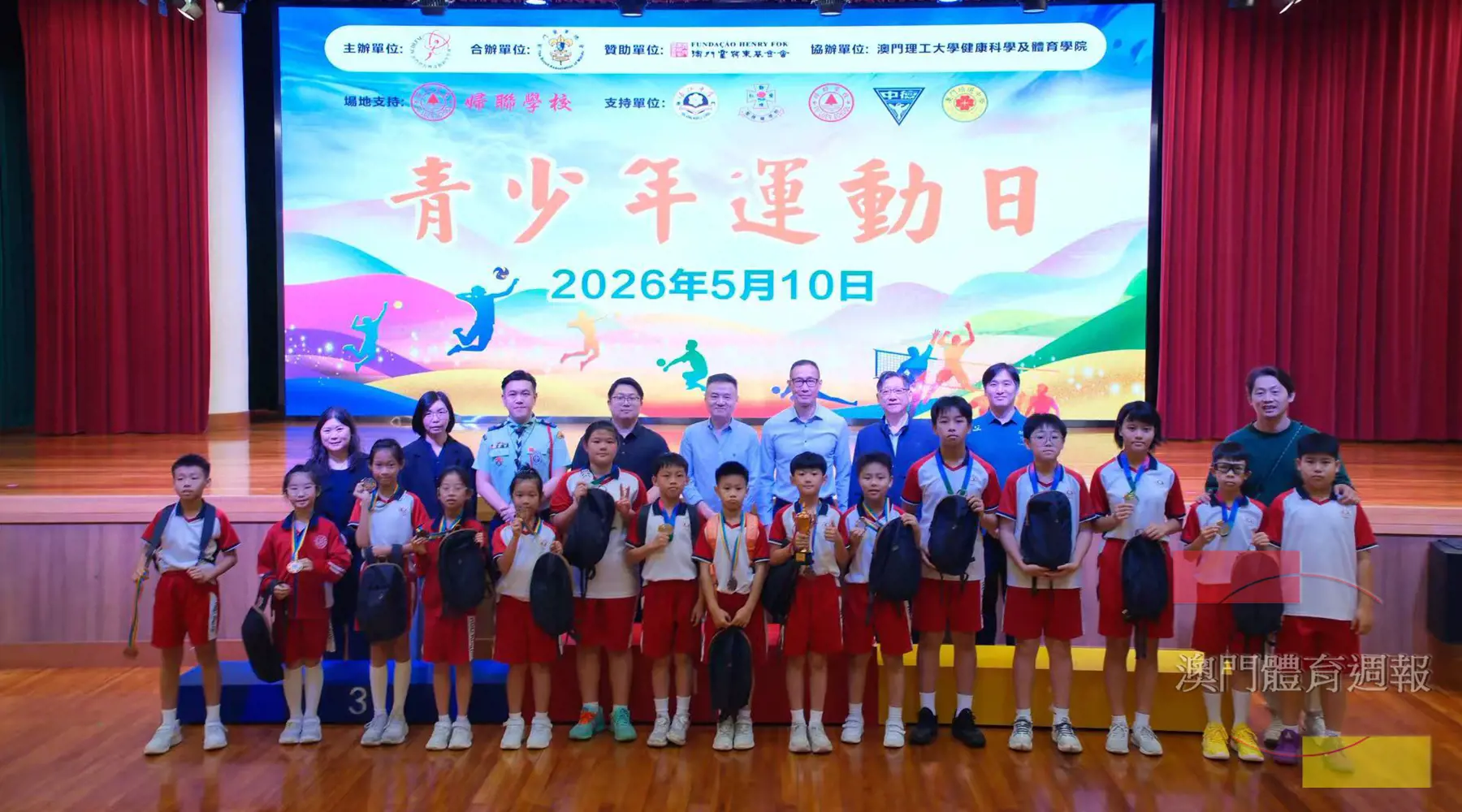 嘉賓與學生合影.jpg