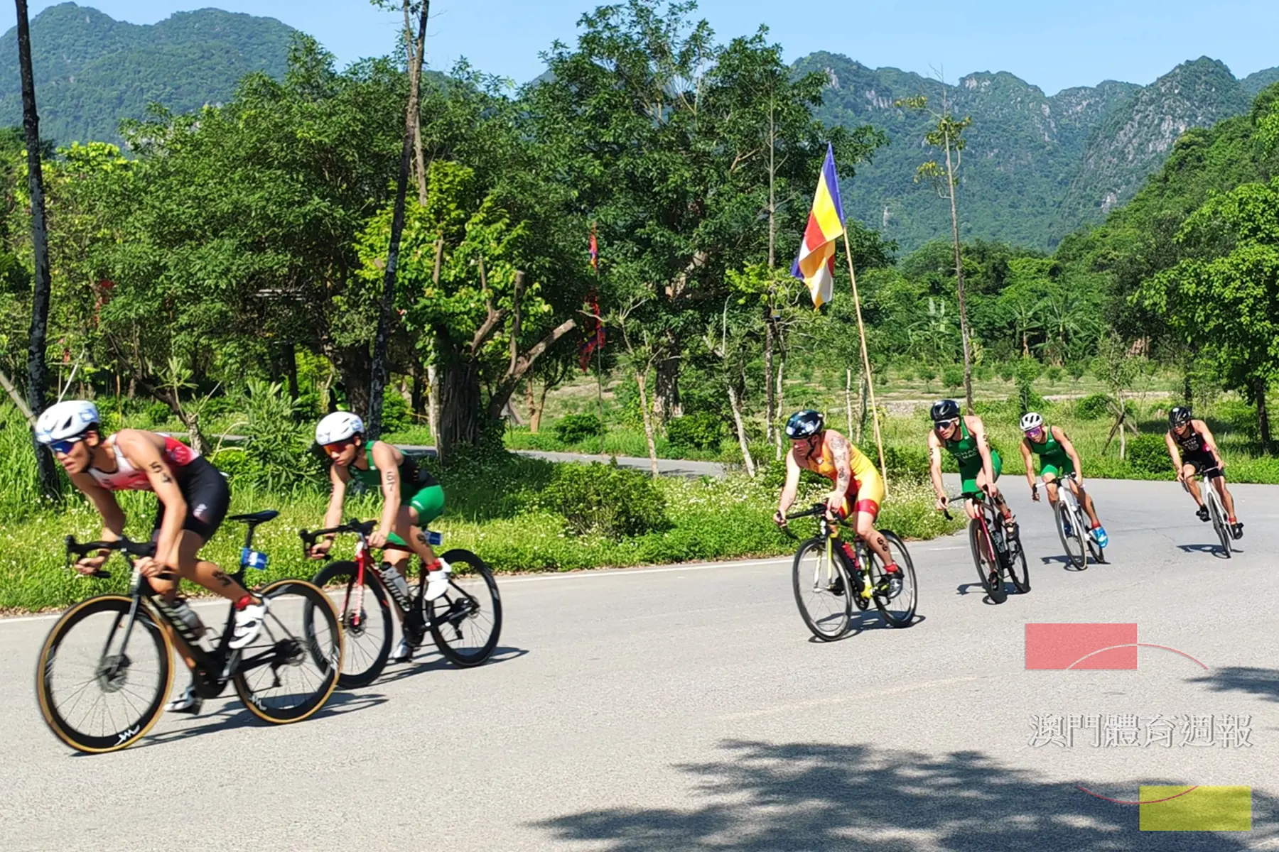 男子精英運動員在單車項目奮戰.jpg