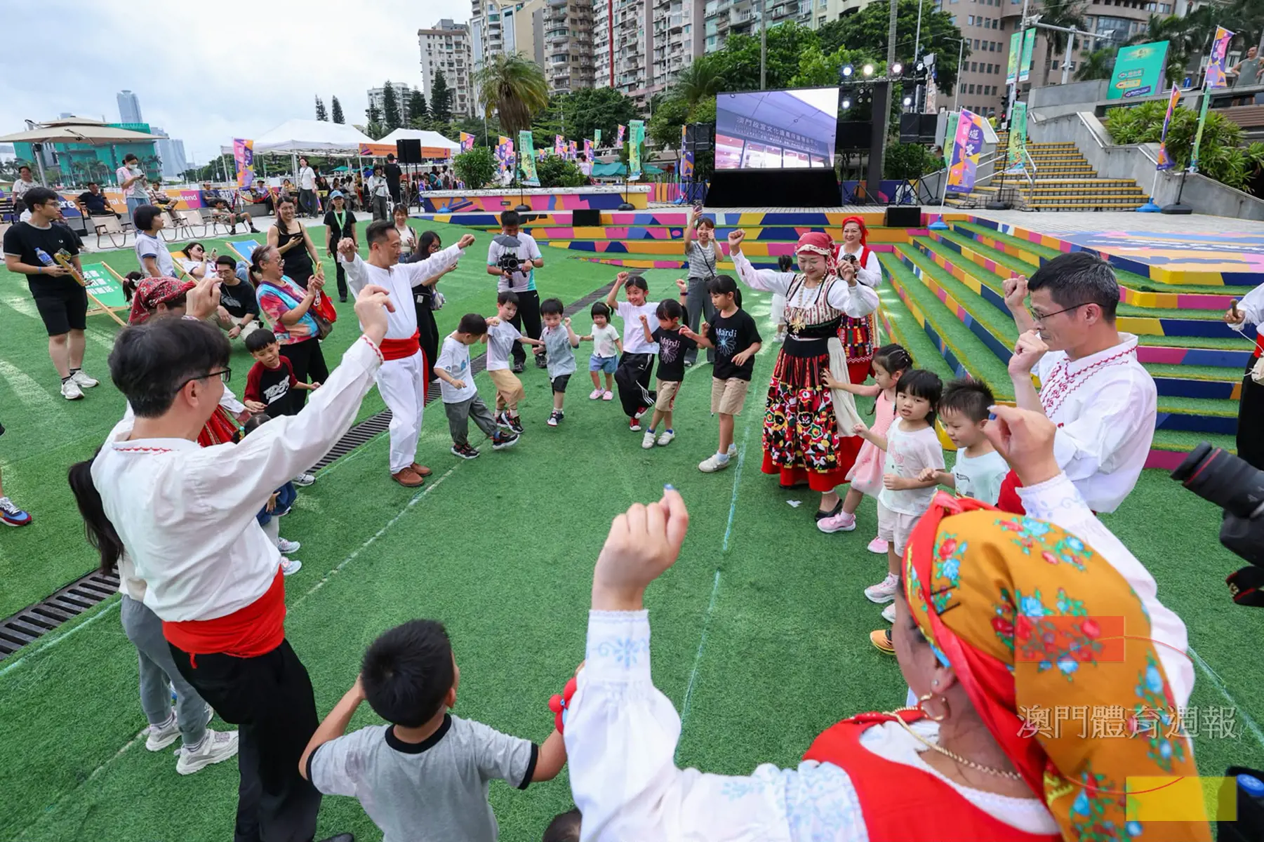 現場市民紛紛上前，與土風舞者共舞.jpg