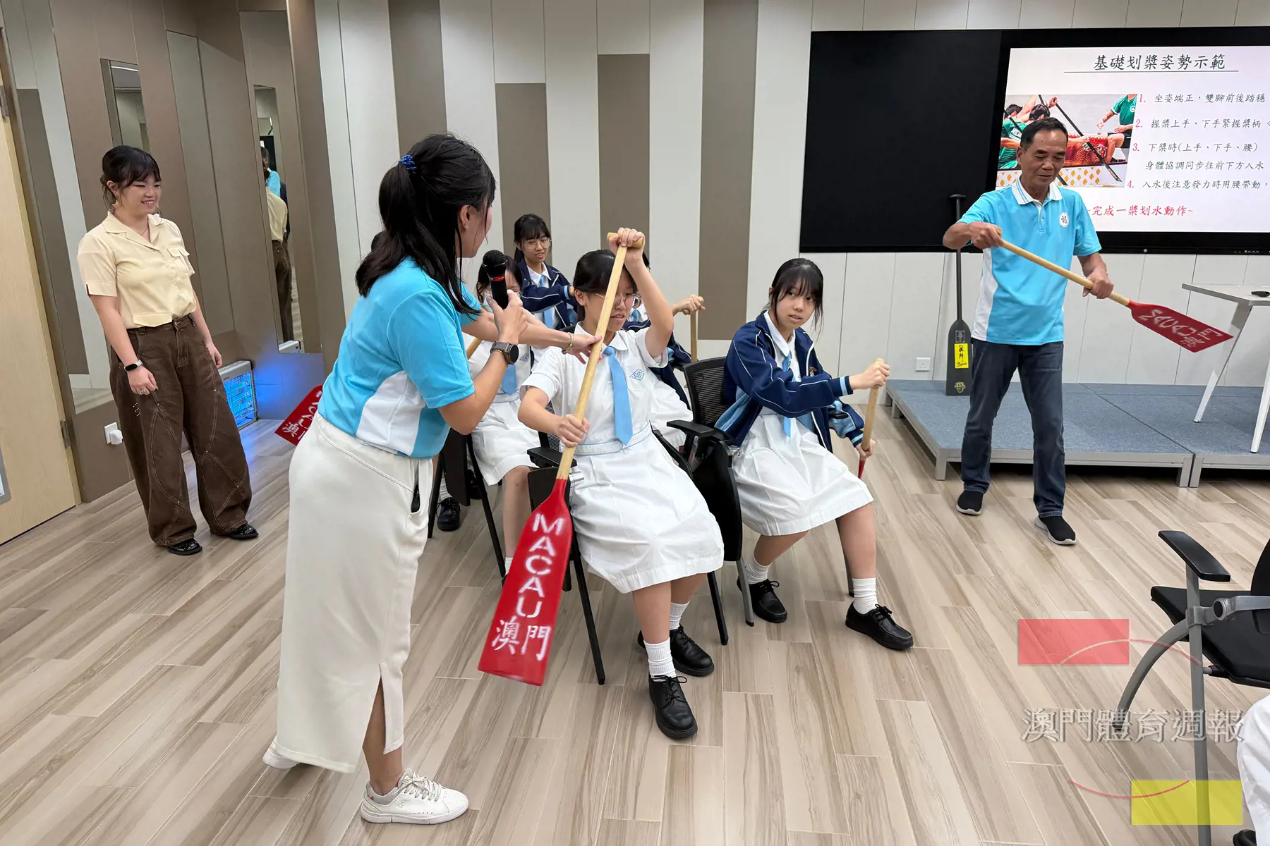 學生體驗龍舟技術.jpg