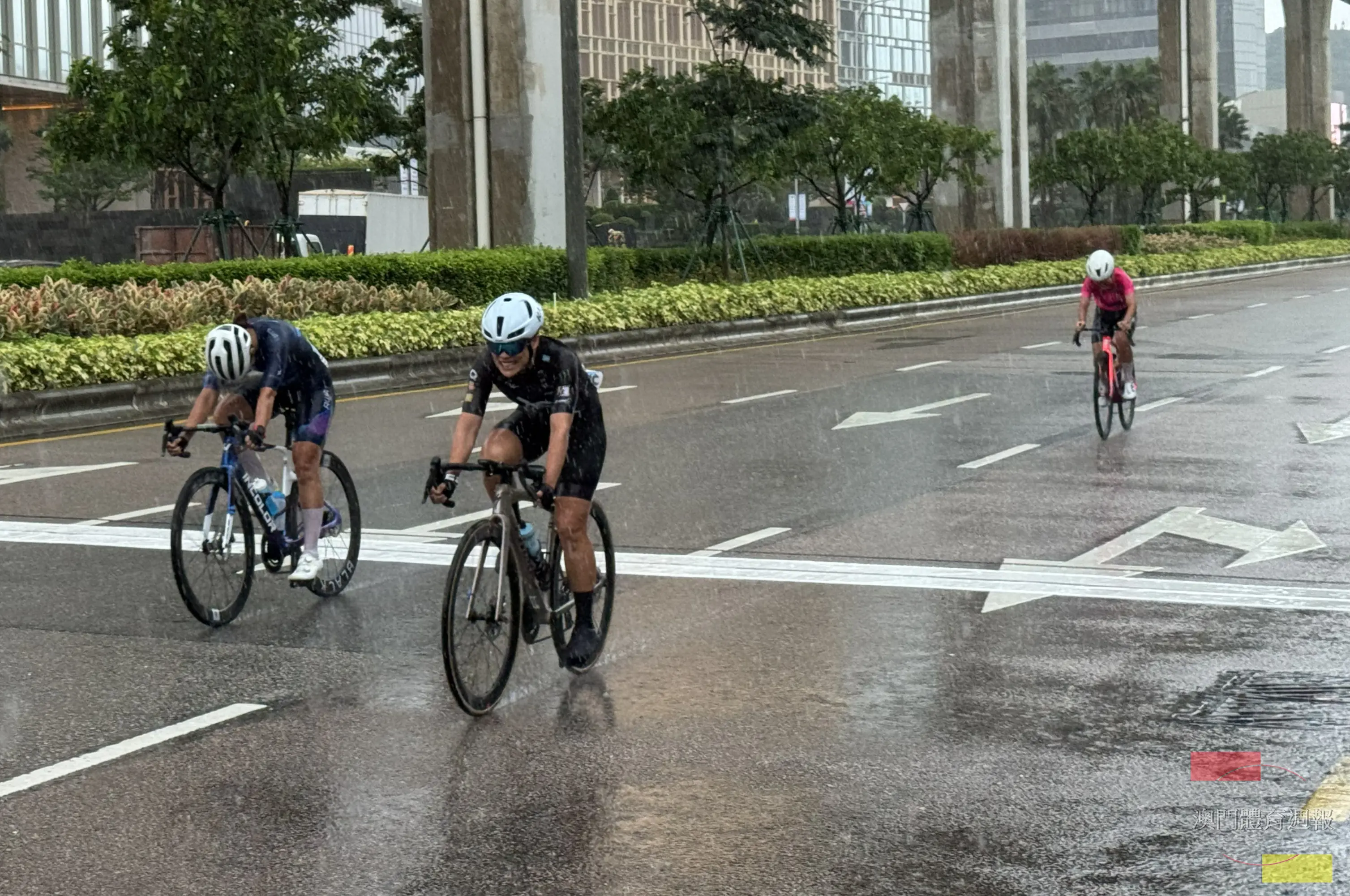 許朗率先衝線，力壓港將鄧盈雙奪冠，陳芷恩在後列第三名。.jpg