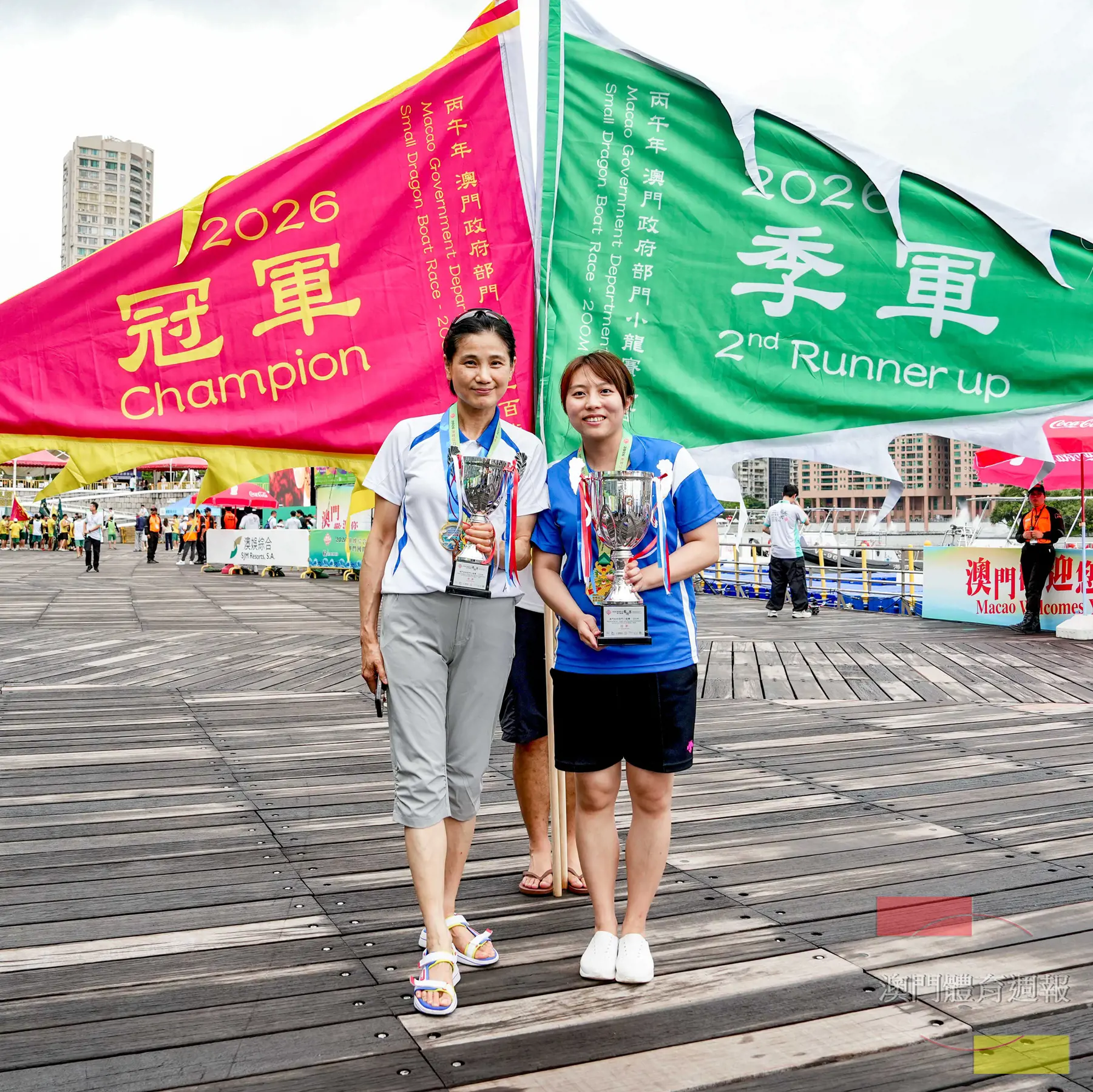 擔任鼓手的海事及水務局局長黃穗文（左）與隊員們一同慶祝佳績.JPG