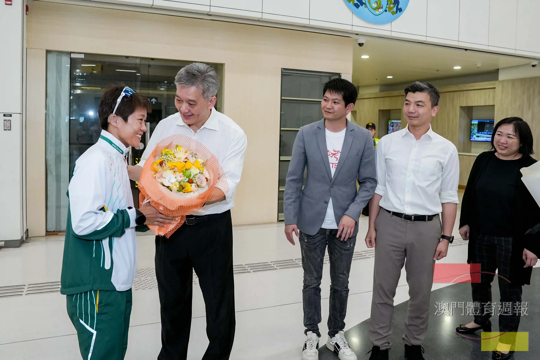 社文司司長代表黃有力為許朗送上花束並祝賀2.jpg