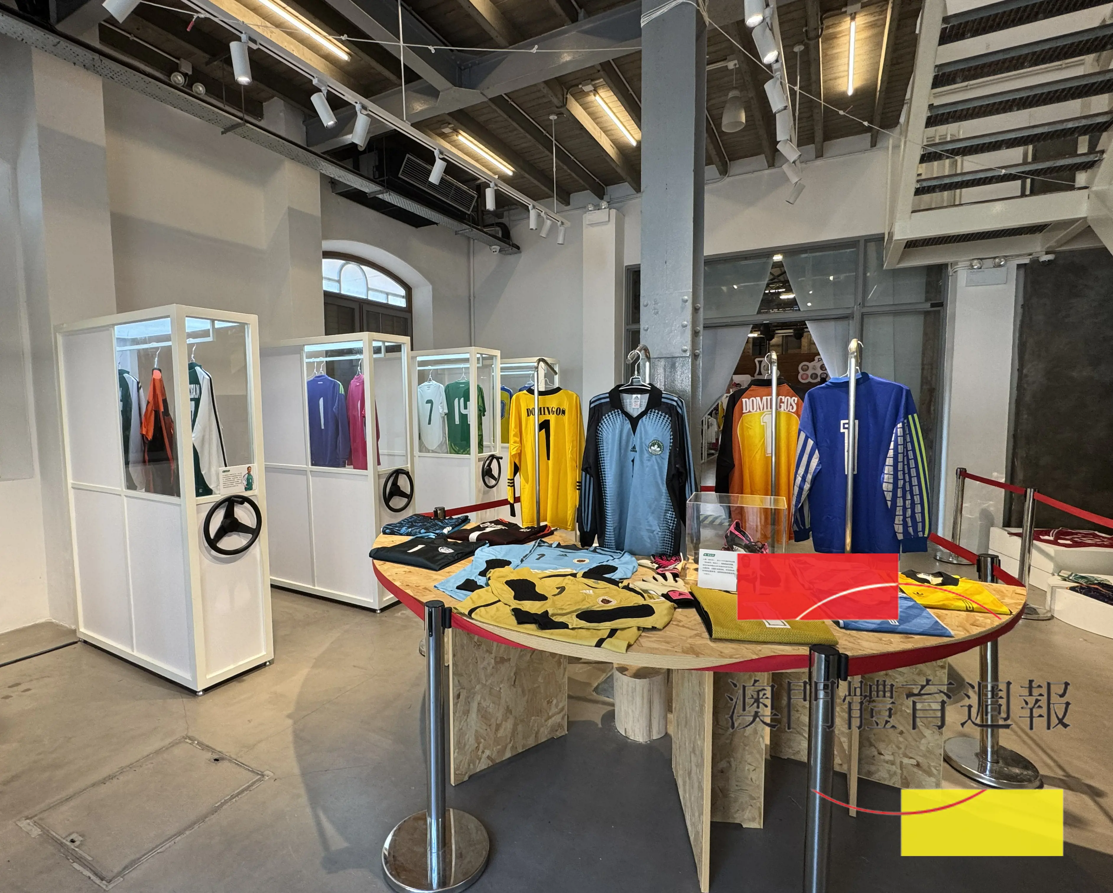 澳門足球代表隊展示區內展示澳門著名守門員陳達燊及澳門代表歷屆球衣.jpg