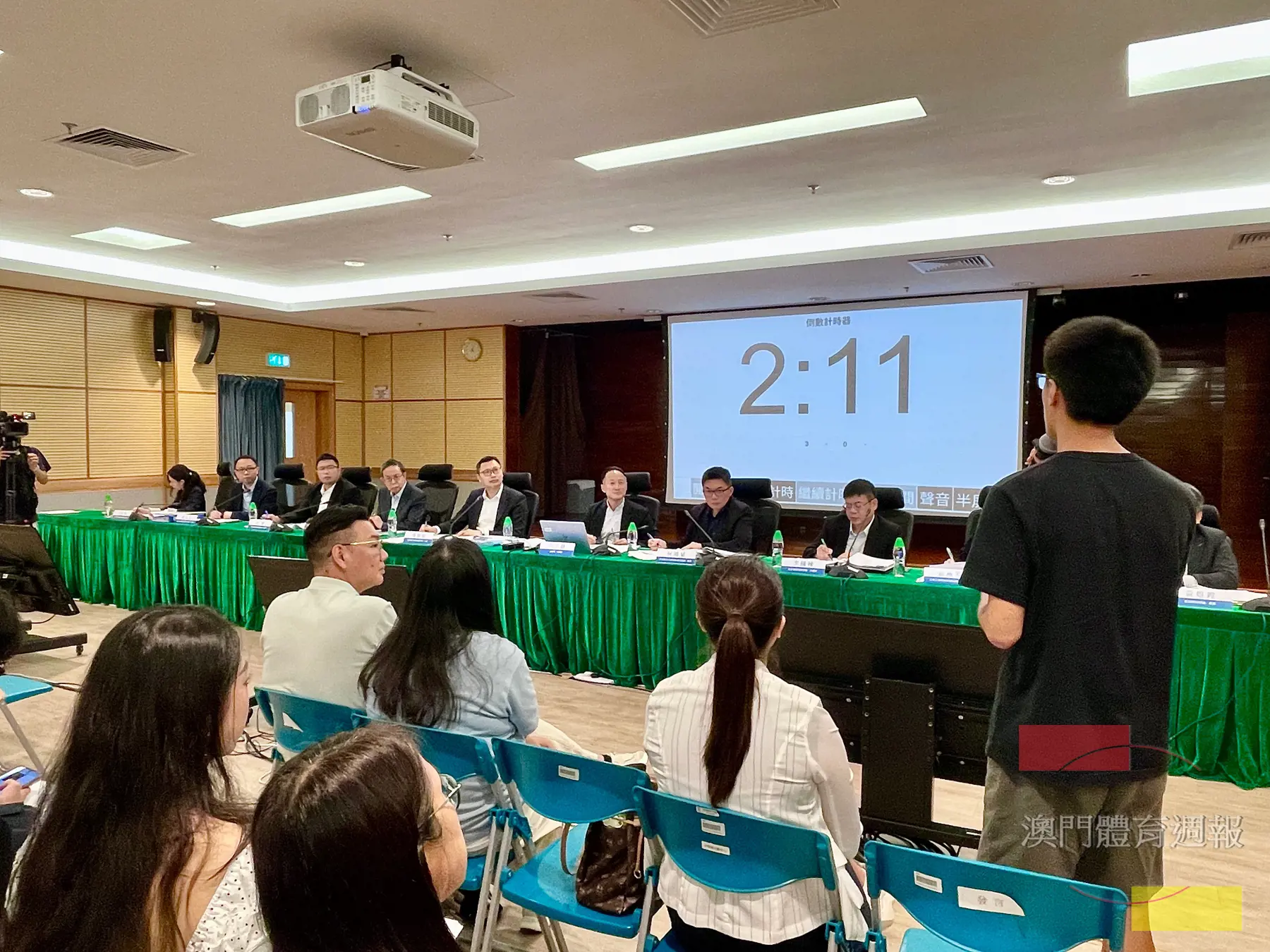 與會者在諮詢會上發言.jpeg