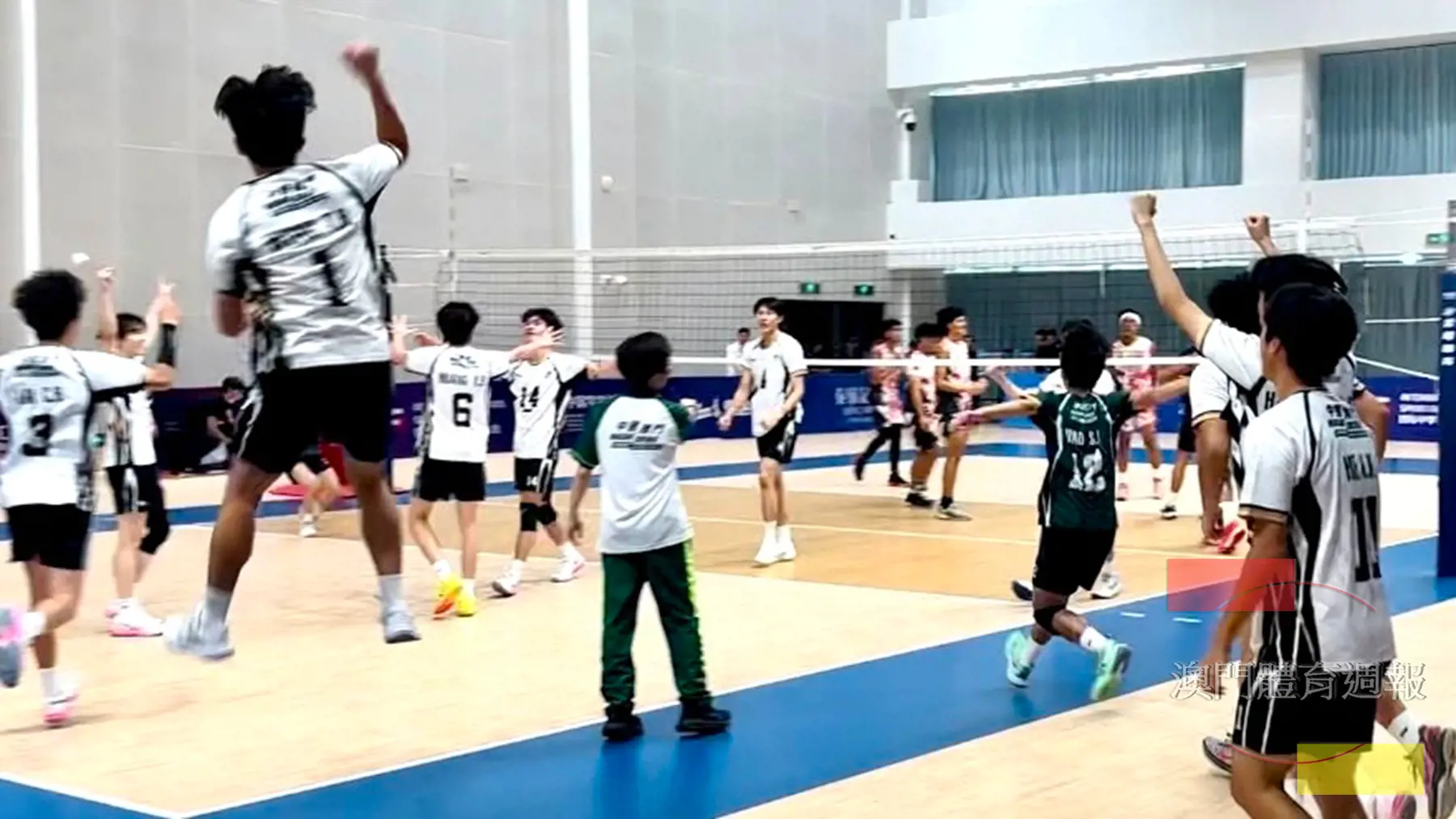 男排數度“刁時”下擊敗法屬波利尼西亞開啟勝利之門.jpg