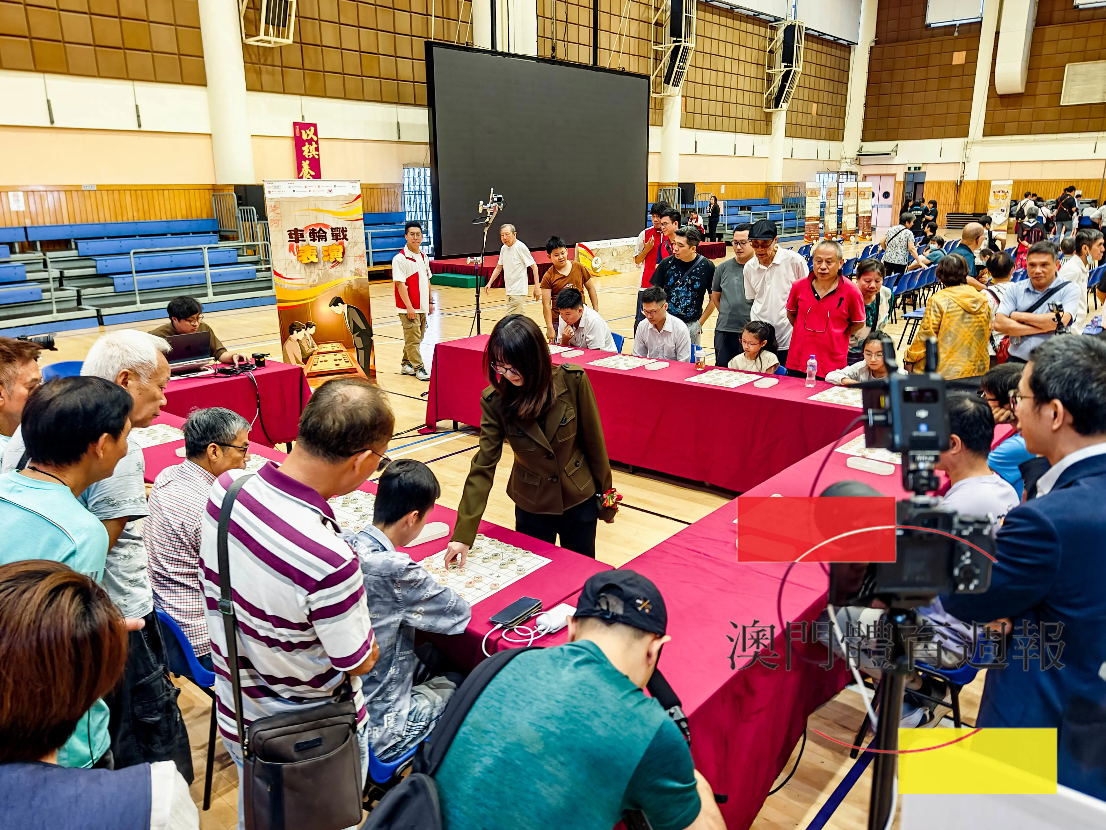 中國象棋特級大師吳可欣進行象棋車輪戰表演.jpg