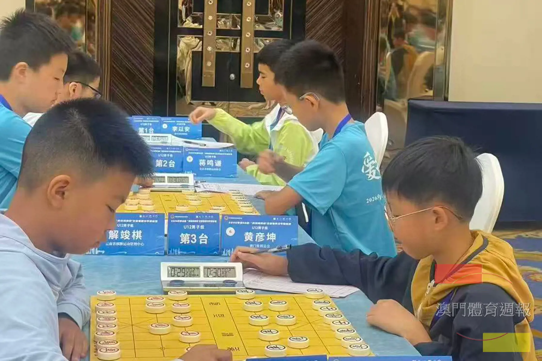 U12組黃彥坤（右）凝神對弈.jpg