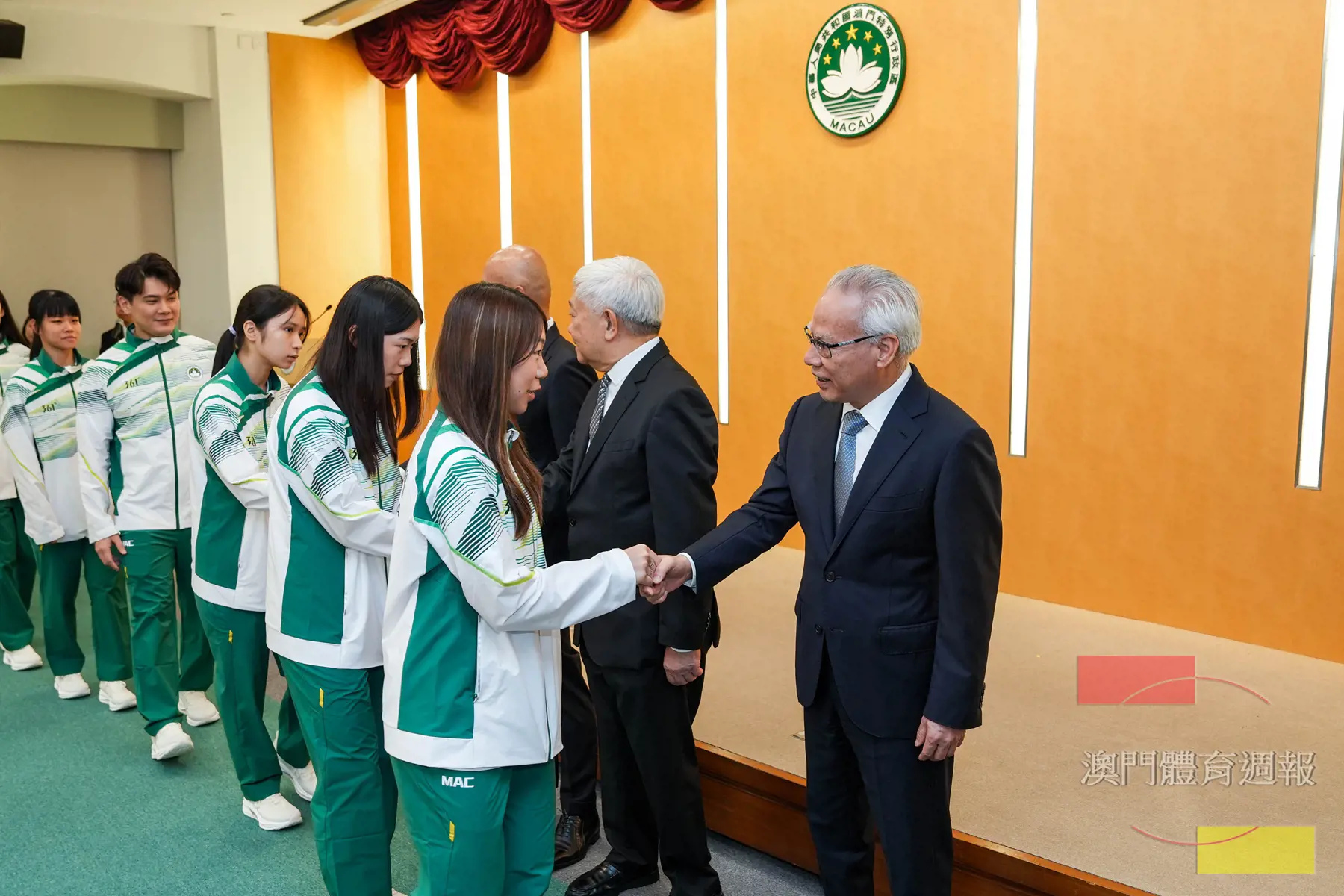 岑浩輝為運動員打氣.jpg