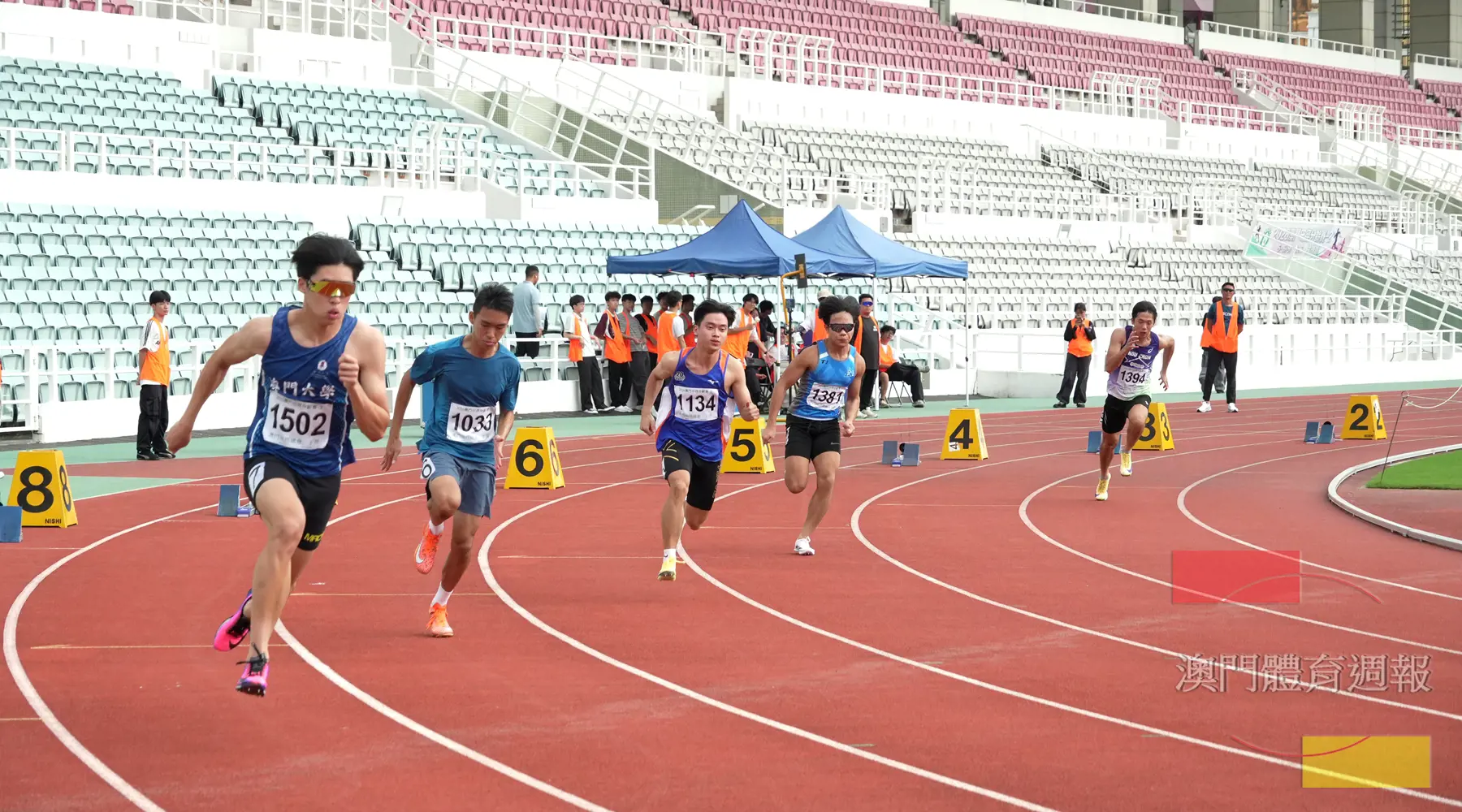 男子U20二百米多名選手於彎道展開角逐.JPG