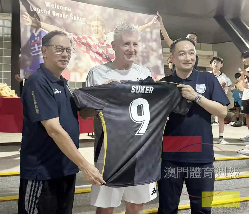 202蘇加與澳科精英足校負責人合照.jpg