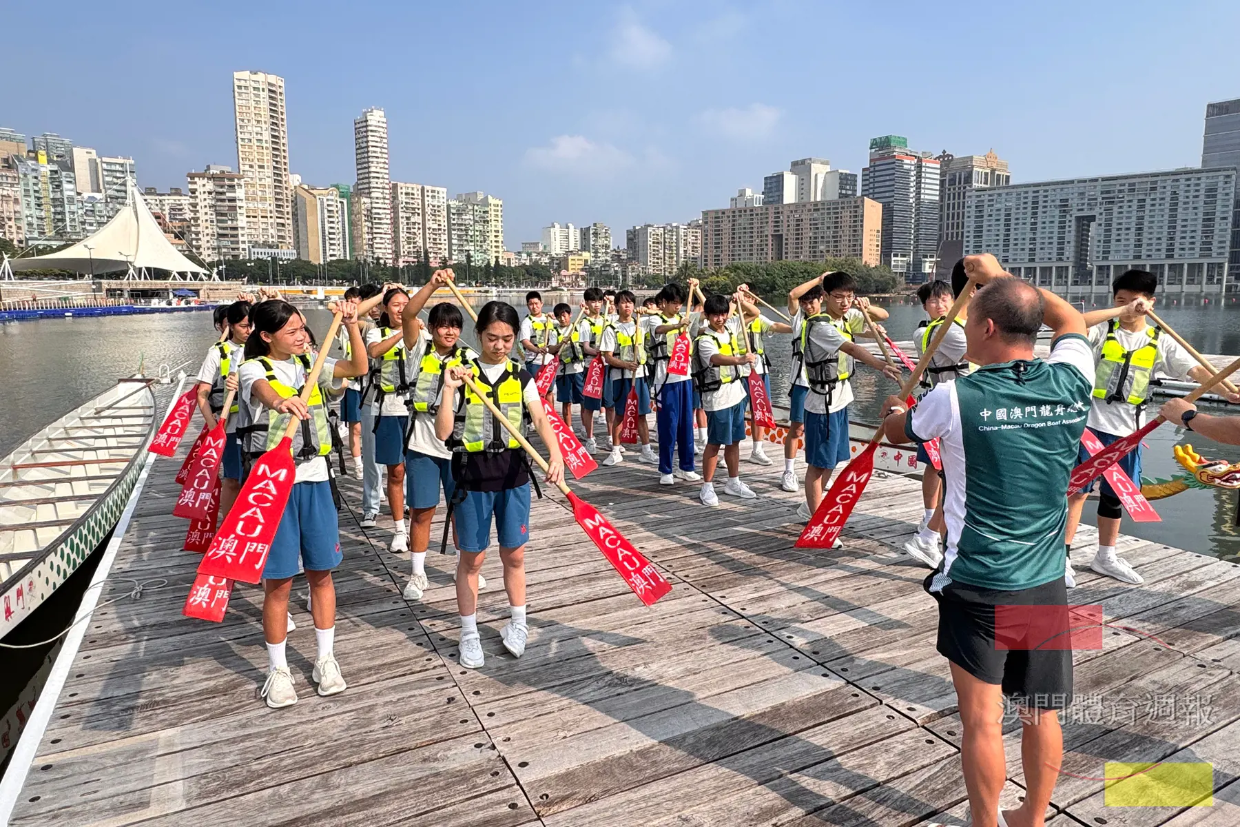 專業教練指導划槳技巧.jpg