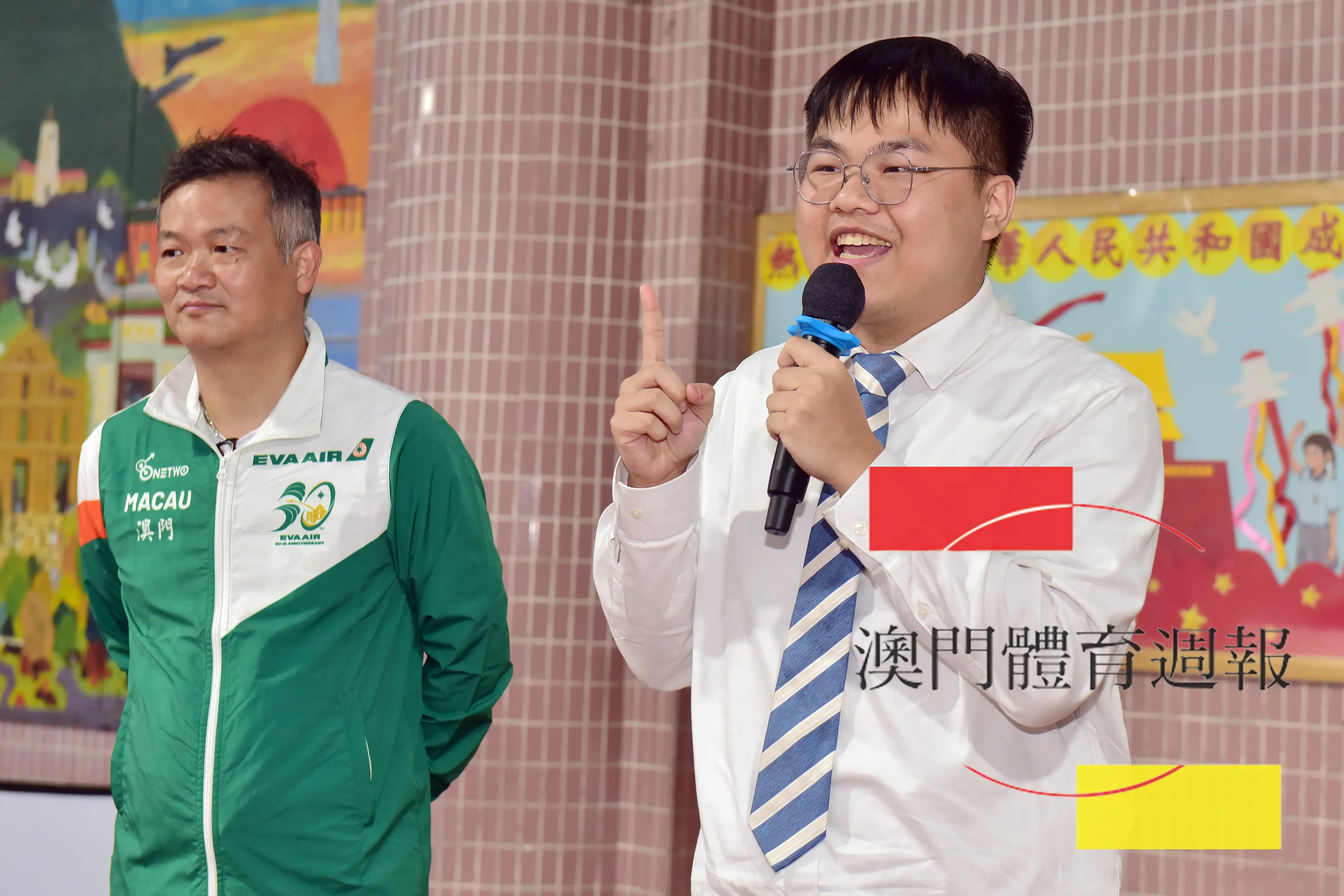 梁劍恆(右)代表長榮航空澳門出席活動.JPG