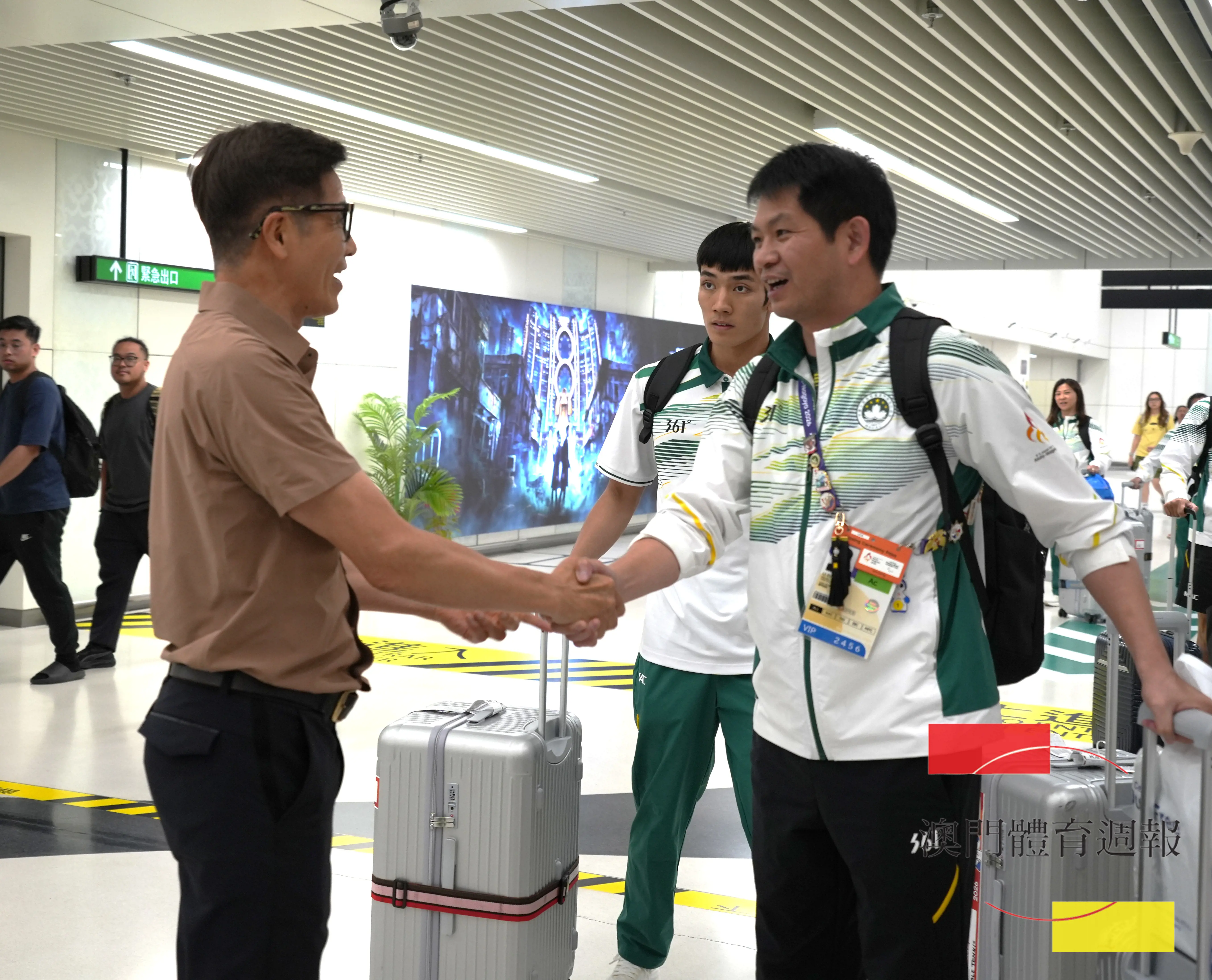 鄭繼明(左)歡迎團長李子健率團回澳.jpg
