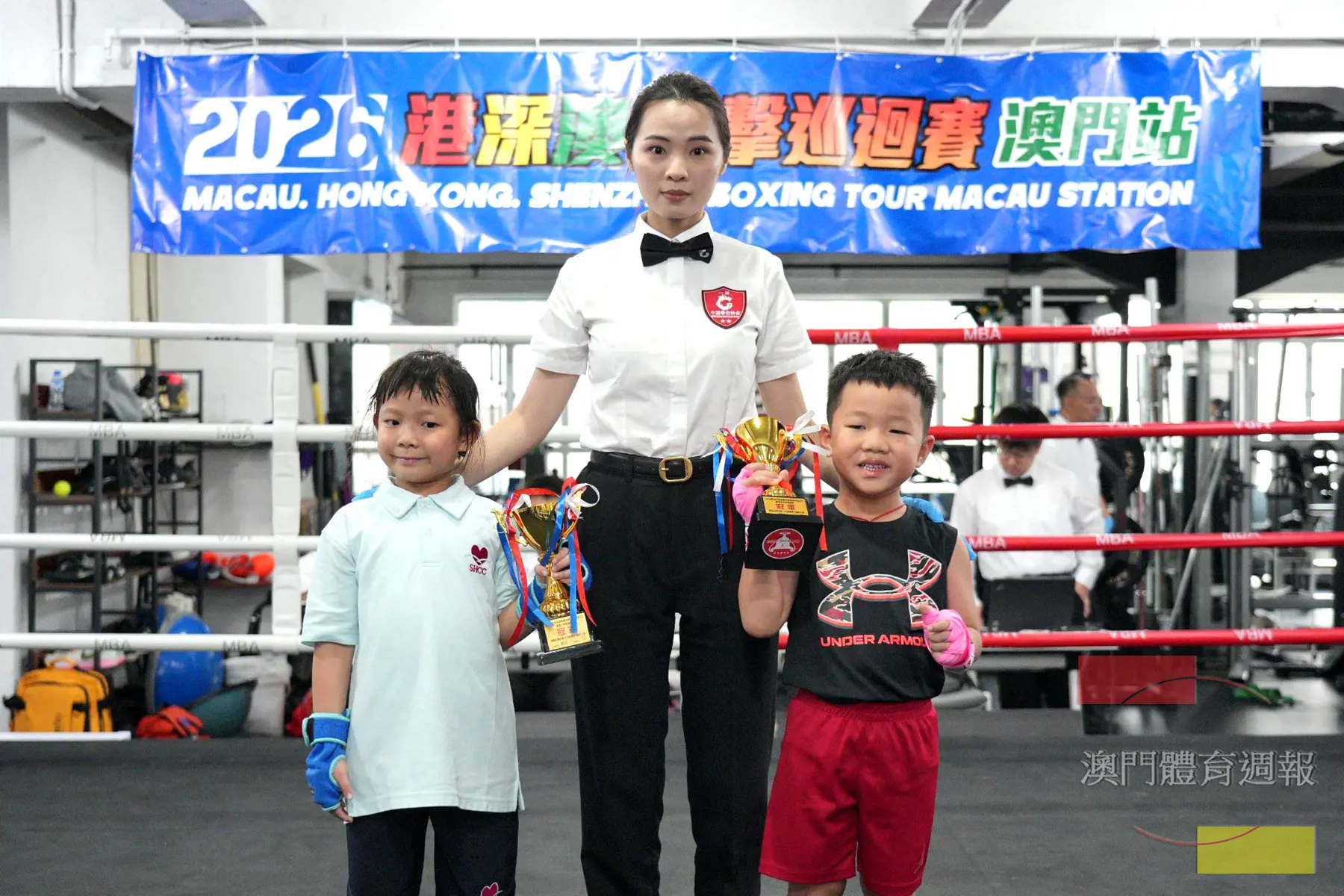兒童組張浩泓（右）與吳沛翹享受拳擊運動.jpg