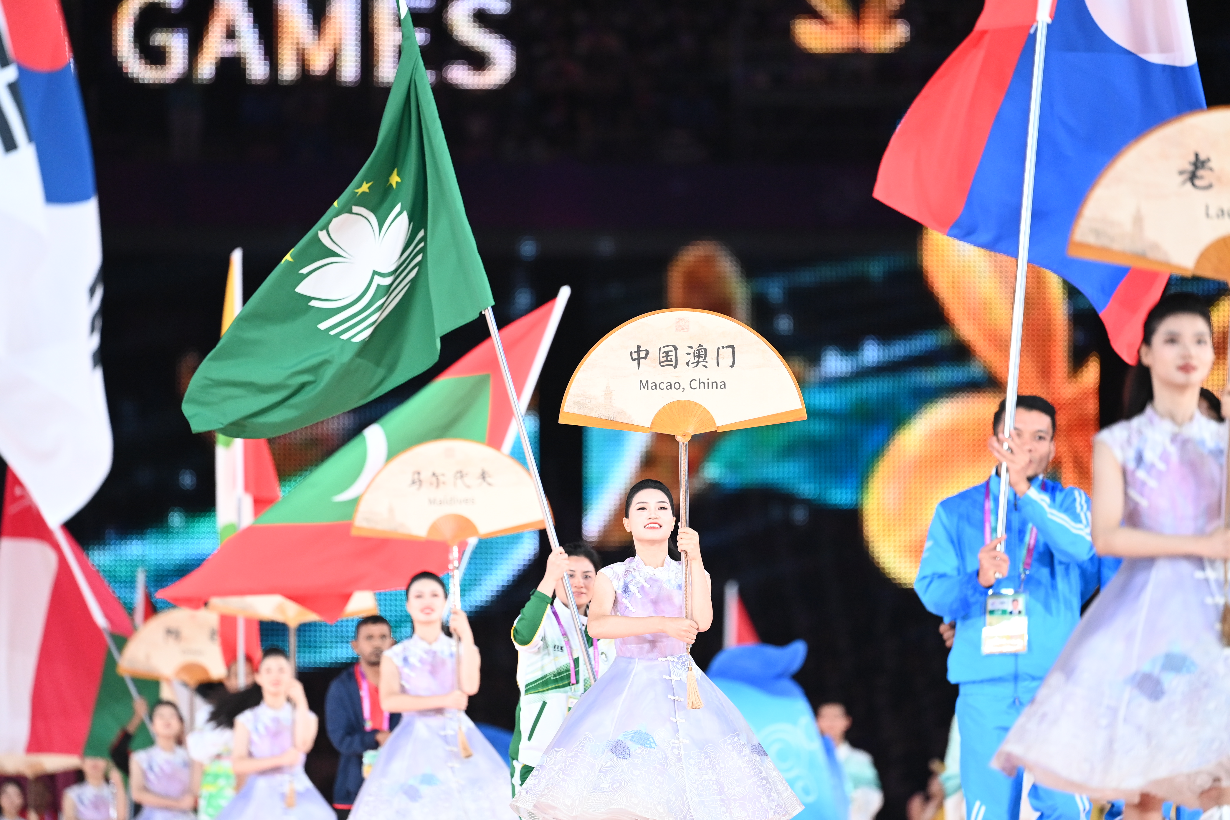 澳門隊由劍擊運動員劉燕儀擔任持旗手進入會場.JPG