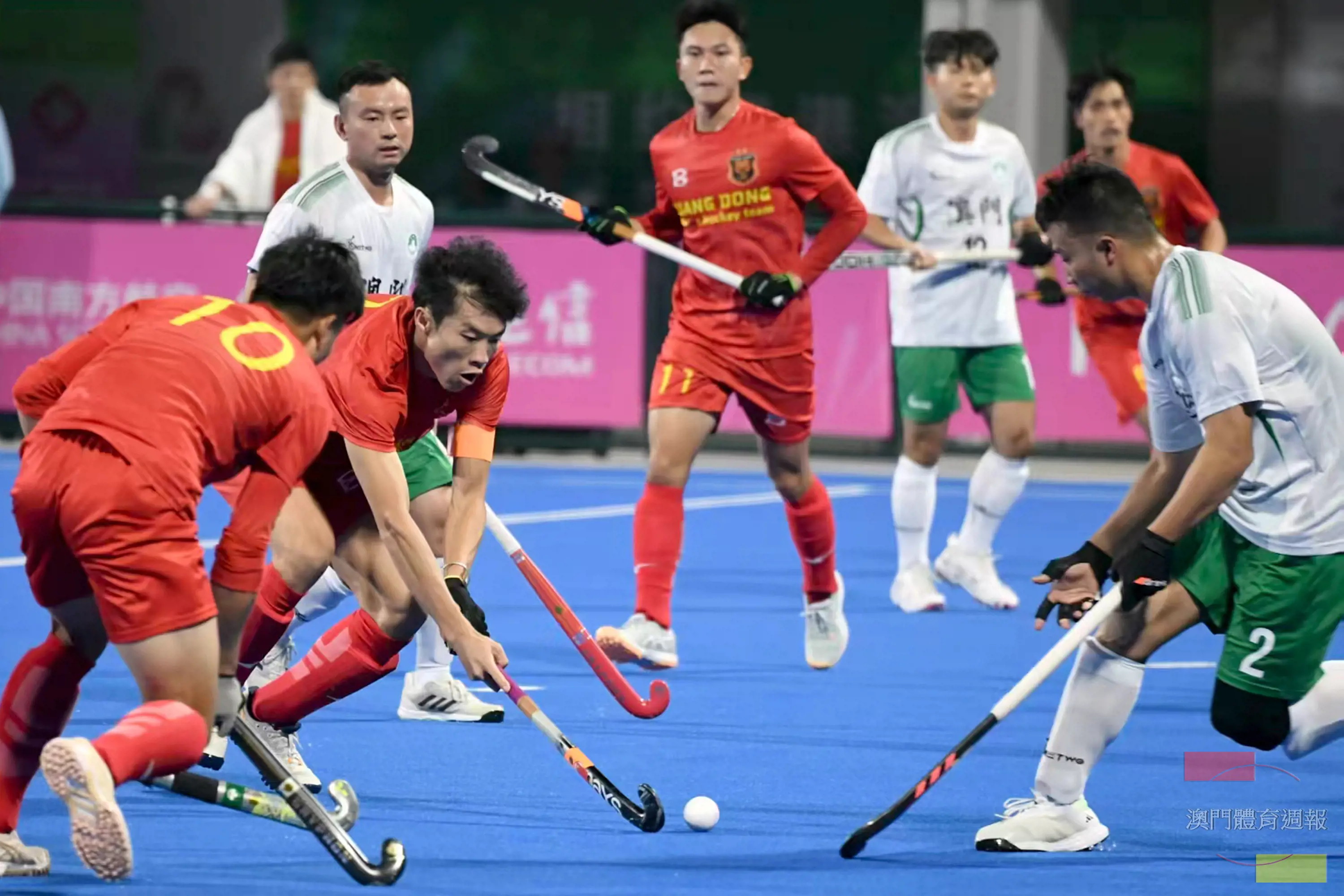 曲棍球隊與廣東隊中場爭搶.jpg