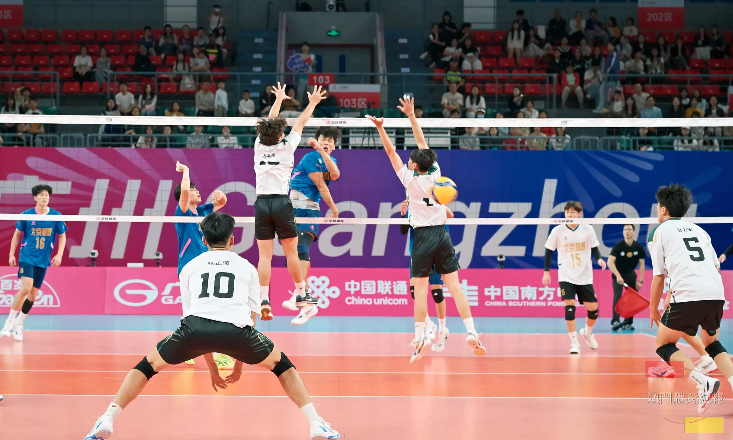男子排球隊(白衫)奮力抵抗北京隊的攻勢.jpg