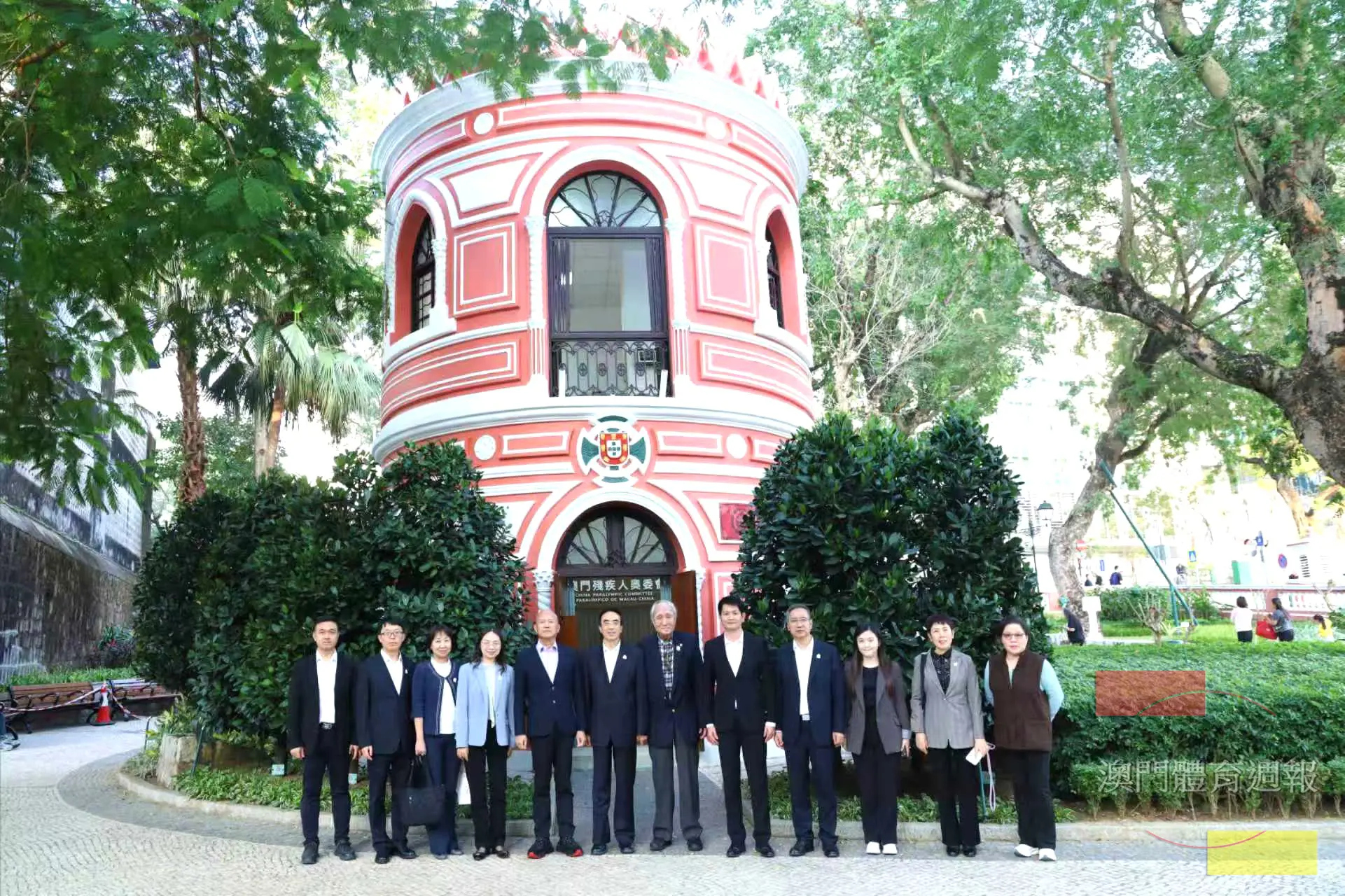 程凱(左六)率團到訪澳殘奧會.jpg