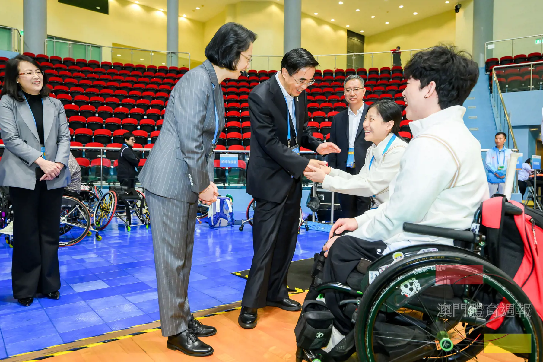與殘運會參賽運動員親切交流.jpg