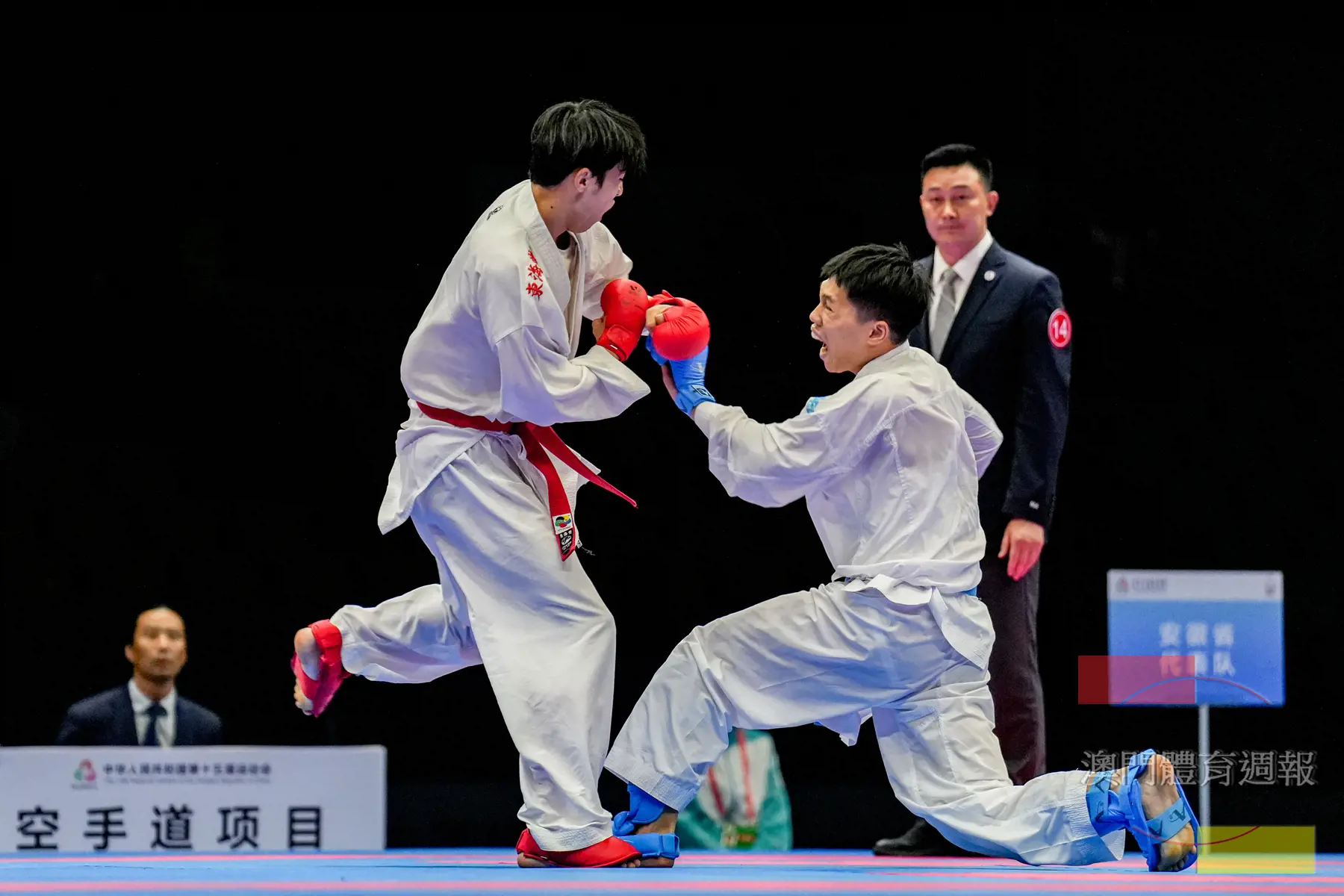 容君灝（右）戲劇性擊敗耿旭奪金.jpg