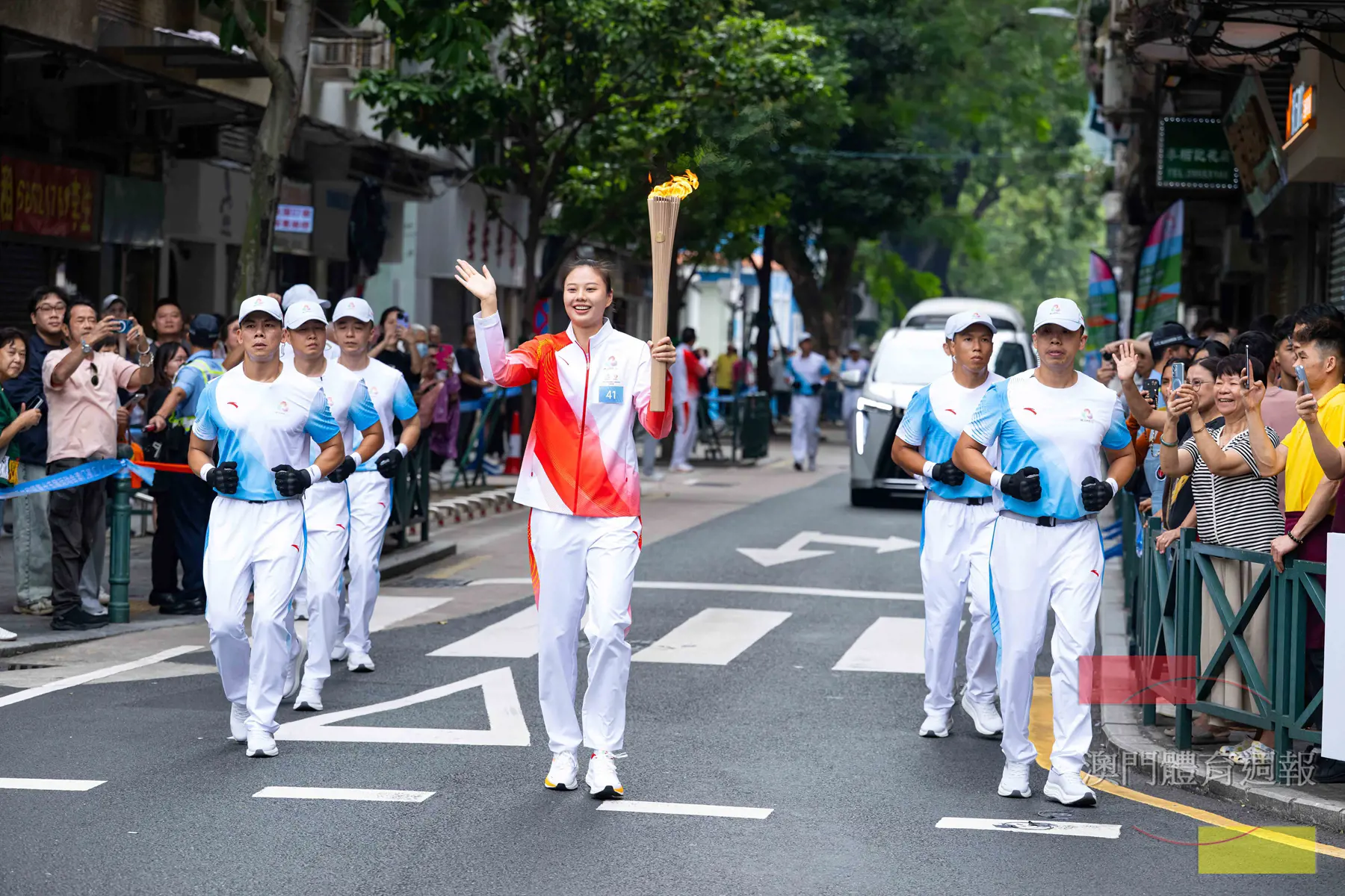 江蘇女排運動員龔翔宇參與澳區火炬傳遞.jpg