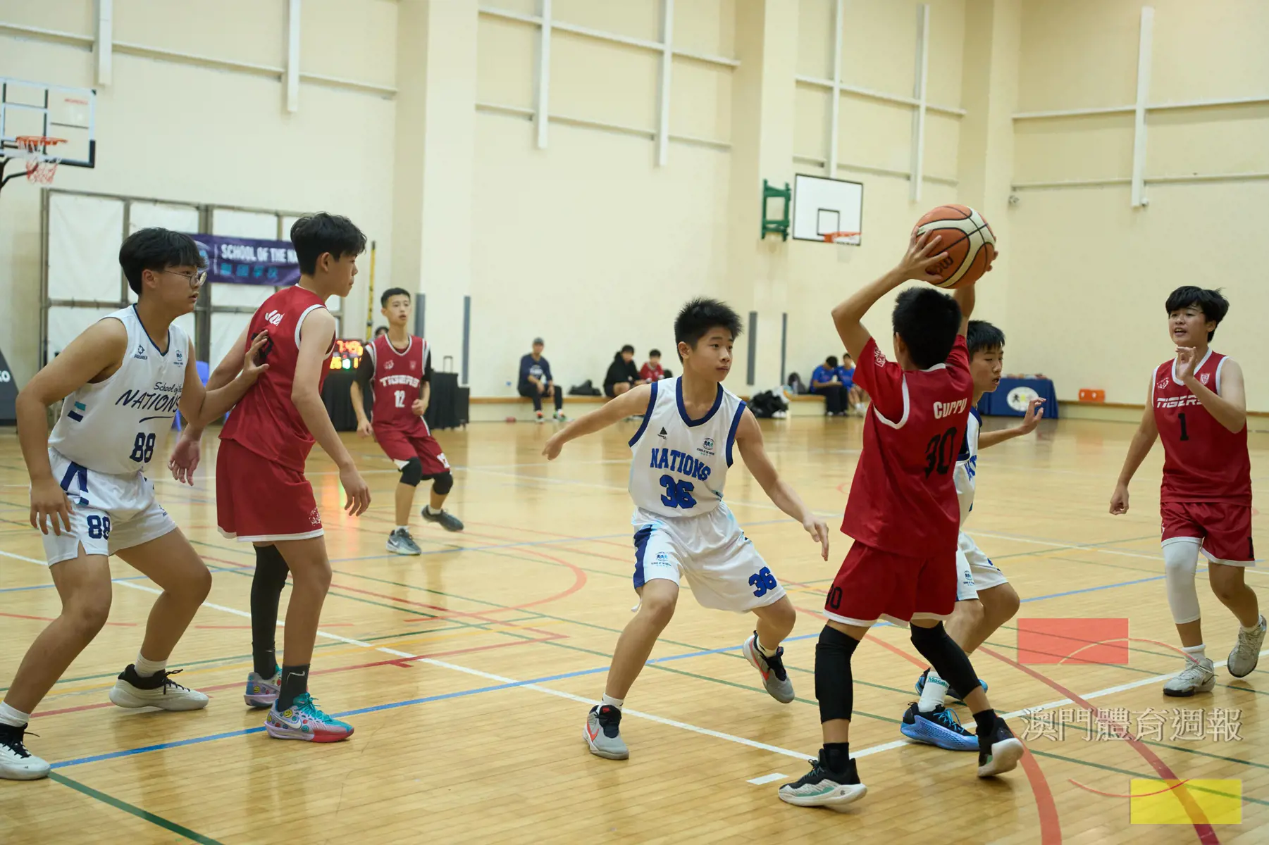 學生在聯校籃球賽以球會友.jpeg