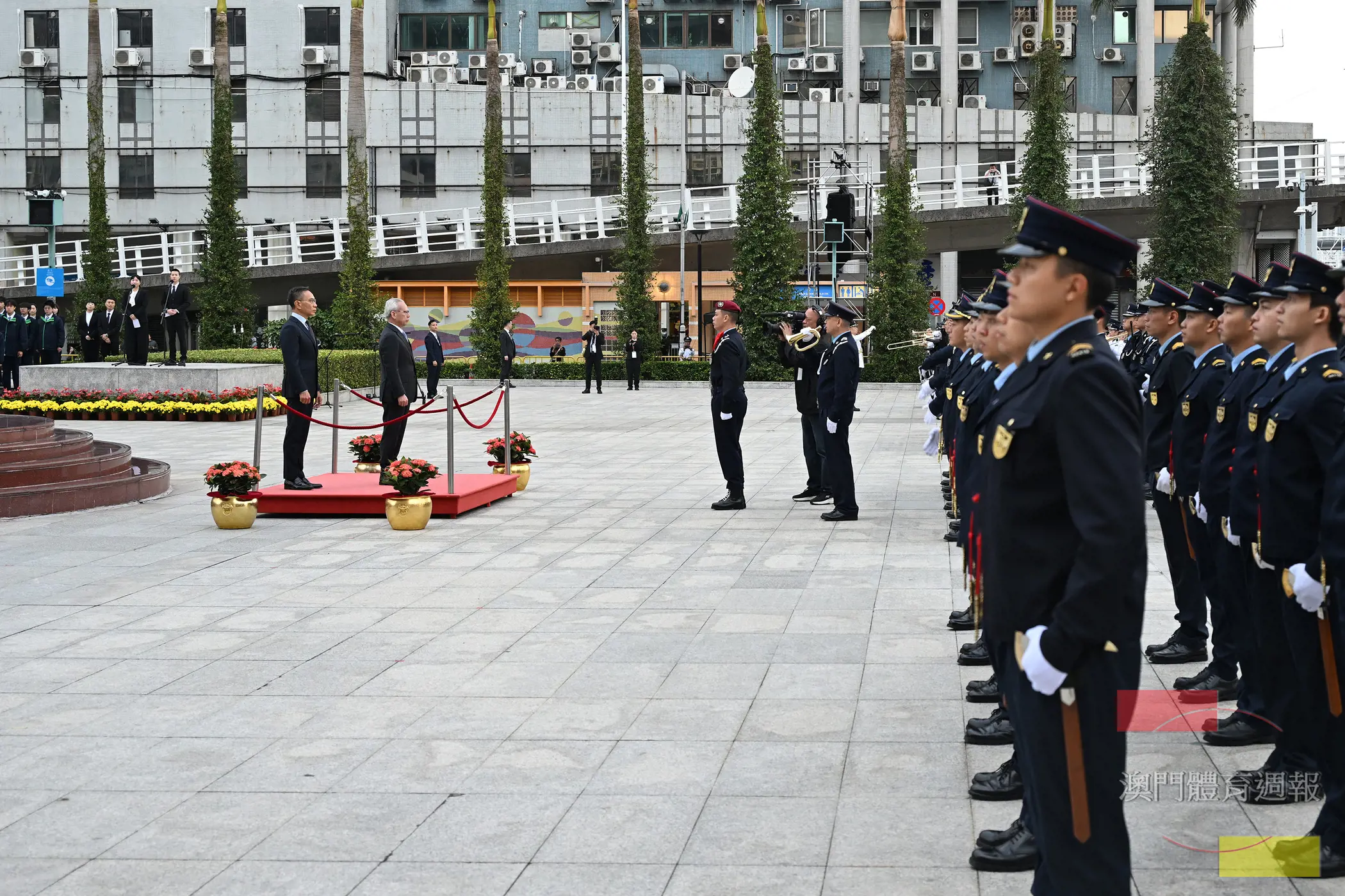 岑浩輝檢閱儀仗隊.jpg
