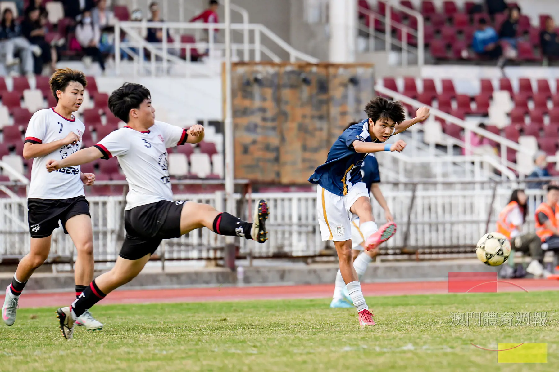 澳附康子龍在對陣國際學校的賽事射門破網.jpg